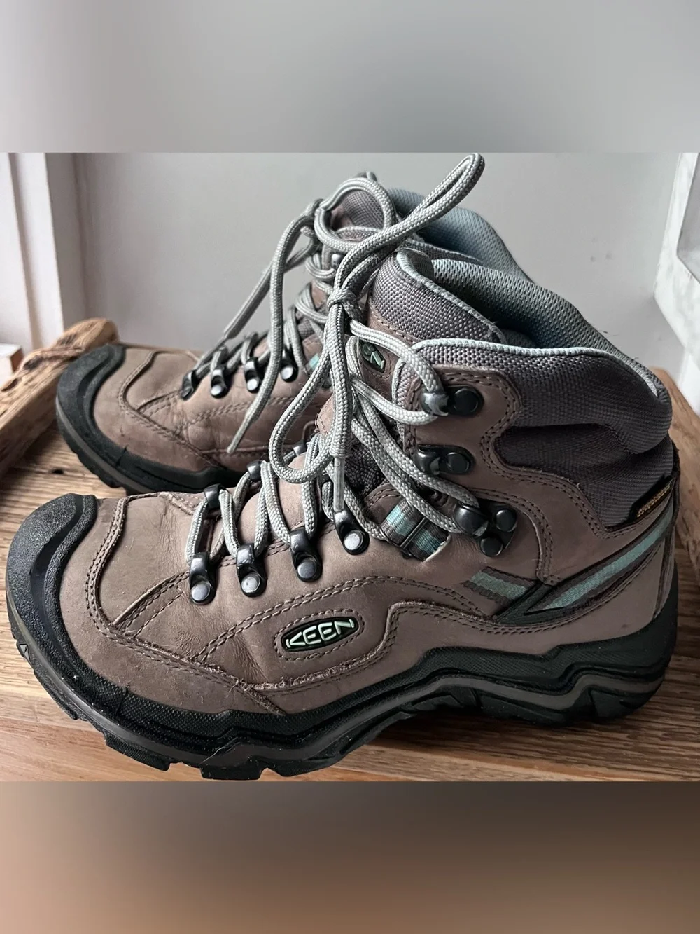 KEEN Durand II Mid waterproof Hiking Boots tan leather with Teal Accents size 6